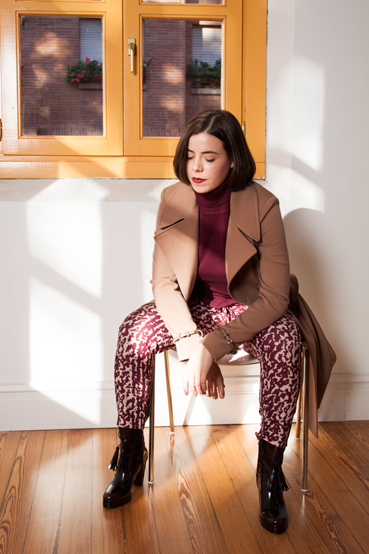 Conjunto de abrigo largo, botas de tacón, jersey de cuello vuelto cashmere en la Escuela Superior de Diseño de la Rioja.