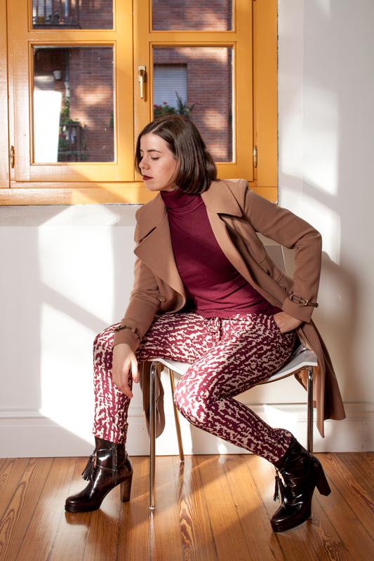 Conjunto de abrigo largo, botas de tacón, jersey de cuello vuelto cashmere en la Escuela Superior de Diseño de la Rioja.