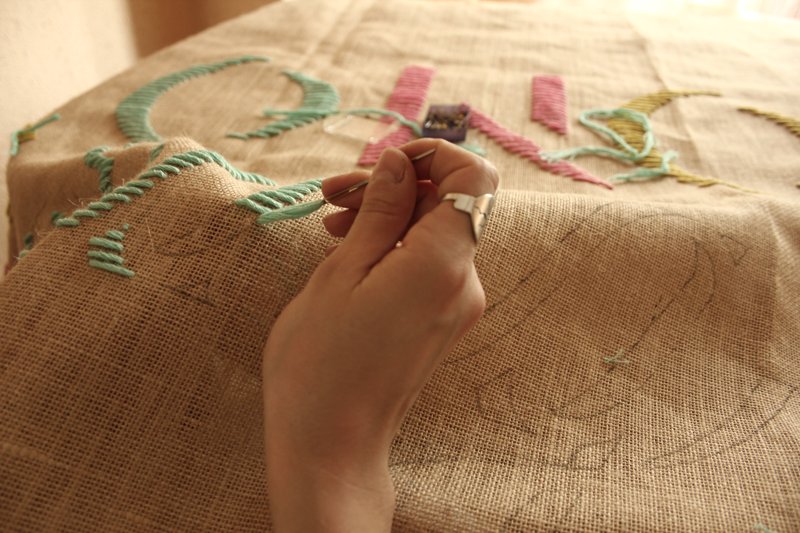 Proceso de bordado, escaparate tienda moda Mikonos, Ana Maria Diaz, embroidery. 