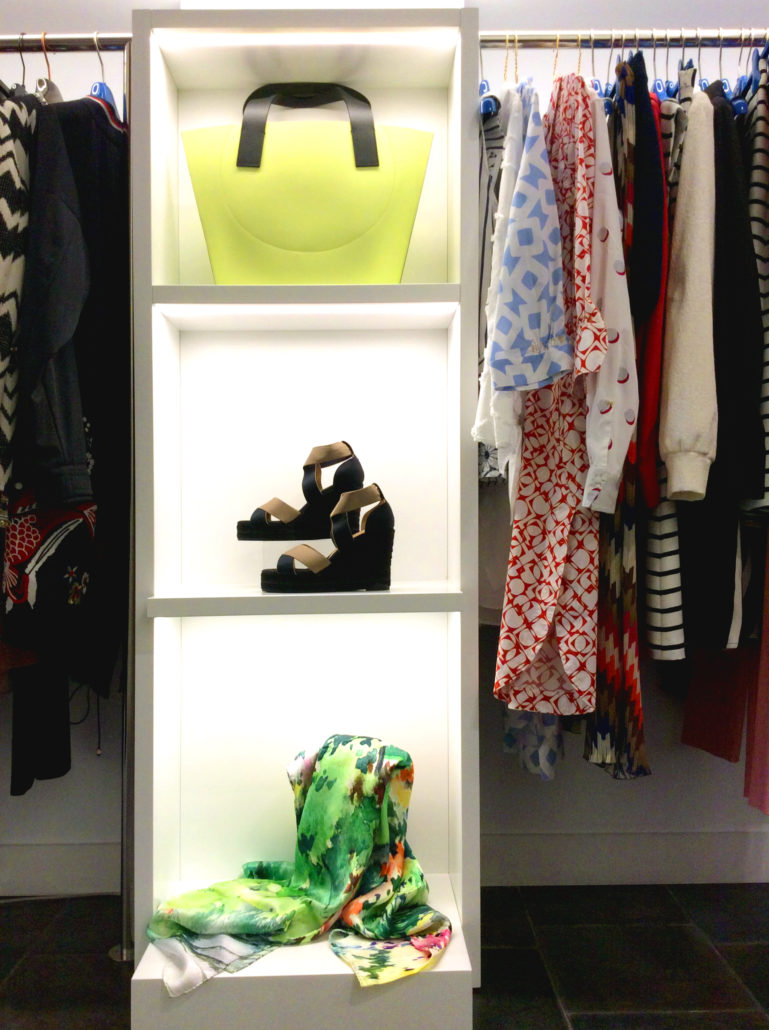 Interior tienda, espacio de Moda Mikonos de ropa y complementos. Bolso, sandalias y pañuelo. Especial Día de la Madre. 